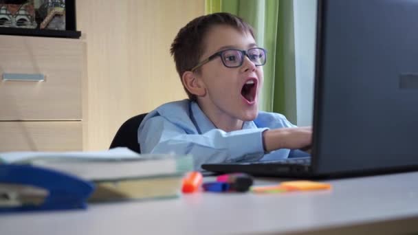 Fernstudium. ein jugendlicher schüler mit brille öffnet überraschend seinen mund. online training. Nahaufnahme — Stockvideo