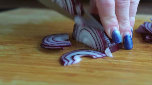 クローズアップで赤玉ねぎをスライス.女性はナイフで野菜を切ります。ギリシャサラダの準備 — ストック動画