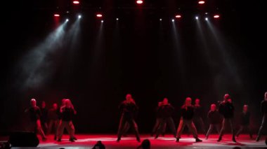 Hip hop dans stüdyosunun Tver konseri Tims 30.06.2021 gençler hip hop dansı yapıyor.