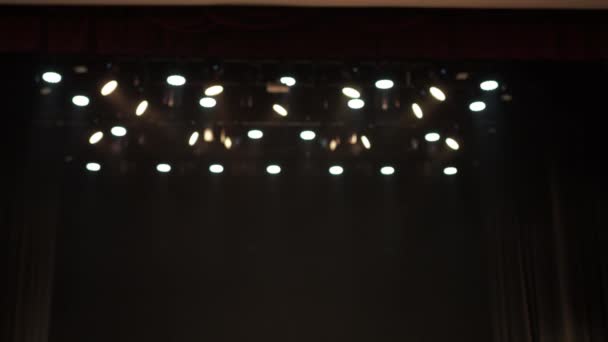 Προβολείς πάνω από τη σκηνή της αίθουσας συναυλιών. έγχρωμη μουσική — Αρχείο Βίντεο