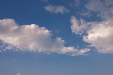 mavi gökyüzü beyaz bulutlar arkaplan