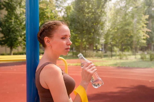 Girl Drinking Water While Doing Sports Outdoors Healthy Lifestyle Concept — Stockfoto