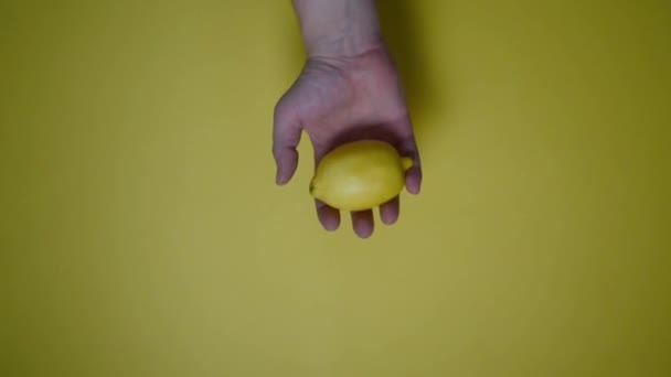 Närbild Mans Hand Kasta Fräsch Citron Upp Och Fånga Gul — Stockvideo