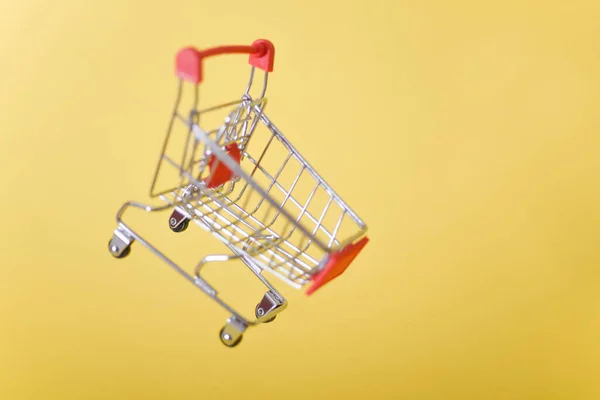 Wózek Wózek Wózek Wózek Żółtym Tle Kupiec Koncepcyjny Shopper Siła — Zdjęcie stockowe