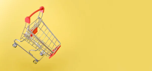 손수레 노란색 배경의 트롤리 컨셉트 바이어 구매력 — 스톡 사진