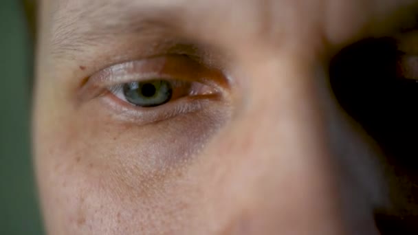 Eine Nahaufnahme Einer Augenöffnung Mit Einer Schönen Blauen Iris Das — Stockvideo
