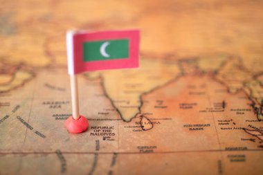 Dünya haritasında Maldivler bayrağı. Seyahat ve turizm kavramı.