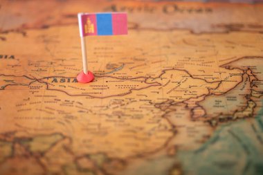 Dünya haritasında Moğolistan bayrağı. Seyahat ve turizm kavramı.