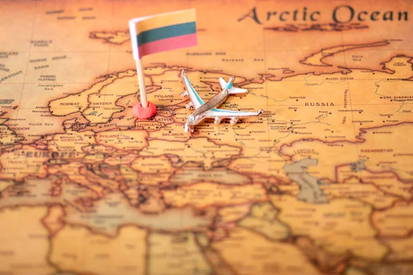 Флаг Литвы Самолет Карты Мира Концепция Путешествий Туризма — стоковое фото