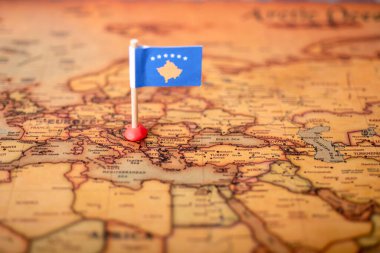 Dünya haritasında Kosova Cumhuriyeti bayrağı. Seyahat ve turizm kavramı.