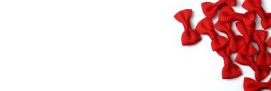 Çok dekoratif kırmızı şeritler, beyaz bir arka plan.