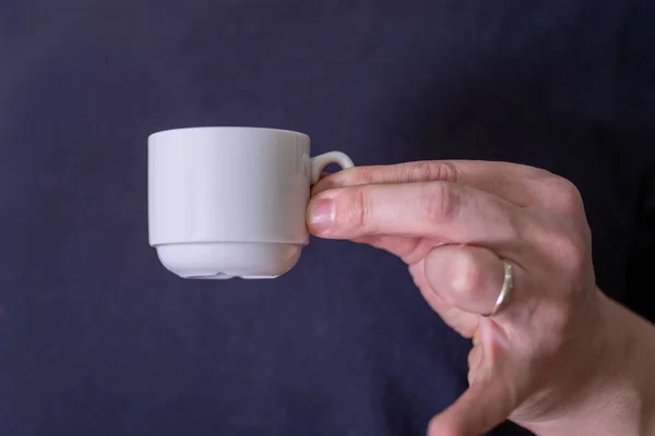 Мужчина Белой Чашкой Кофе Эспрессо Концепция Утреннего Завтрака — стоковое фото