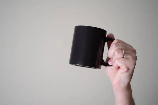 Черная Кружка Руках Человека Светлом Фоне Концепция Хорошего Кофе Чая — стоковое фото