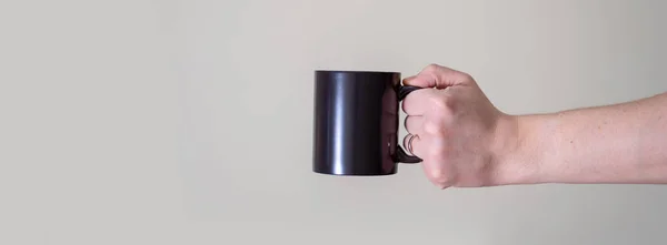 Черная Кружка Руках Человека Светлом Фоне Концепция Хорошего Кофе Чая — стоковое фото