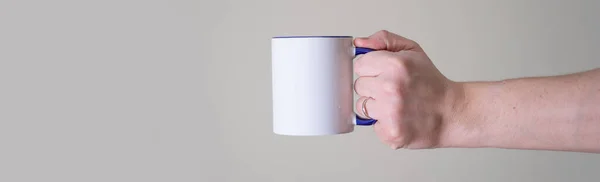 Caneca Branca Nas Mãos Homem Fundo Leve Conceito Café Chá — Fotografia de Stock