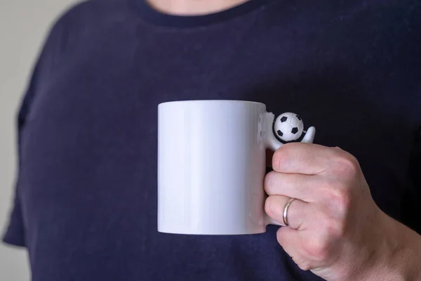 Uma Caneca Branca Nas Mãos Homem Conceito Café Chá Delicioso — Fotografia de Stock