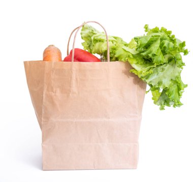 Beyaz arka planda kağıt alışveriş poşetinde taze sebzeler. Sağlıklı gıda kavramı.