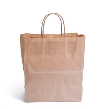 Beyaz arka planda izole edilmiş kağıt alışveriş torbası. Ekonomi torbası konsepti.