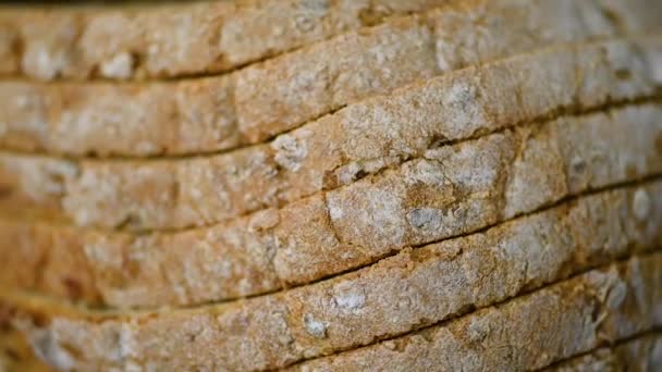 Φρέσκο Ψωμί Κομμένο Φέτες Ξύλινη Βάση Φρέσκο Ψημένο Και Νόστιμο — Αρχείο Βίντεο