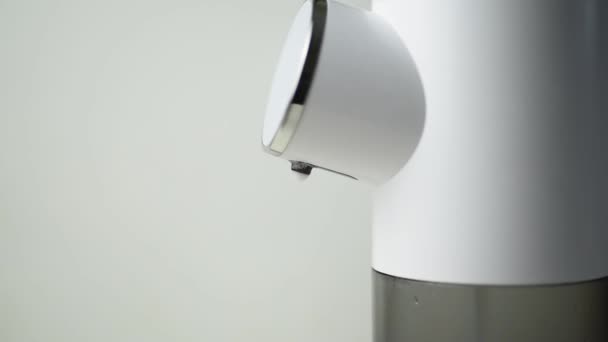 Tvålbehållare För Flytande Tvål Vit Bakgrund Använda Automatisk Tvålpump Tvål — Stockvideo