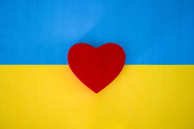 Ukrayna bayrağı ve kalp. Ukrayna 'da barış ve aşk kavramı.