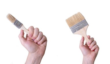 Beyaz arka planda boya fırçaları olan eller. İşçi Bayramı Konsepti. 1 Mayıs 'ta ellerinle çalışıyorsun..