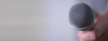 Bir adam elinde bir mikrofon tutuyor ve kopyalayacak yeri var. Dünya Basın Özgürlüğü Günü.