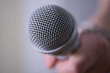 Dinamik mikrofon koyu arkaplanda. Dünya Basın Özgürlüğü Günü.