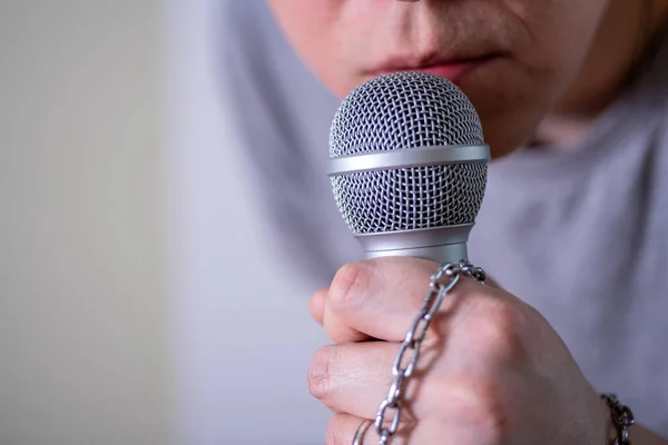 Muž Mluví Mikrofonu Zblízka Světový Den Svobody Tisku — Stock fotografie