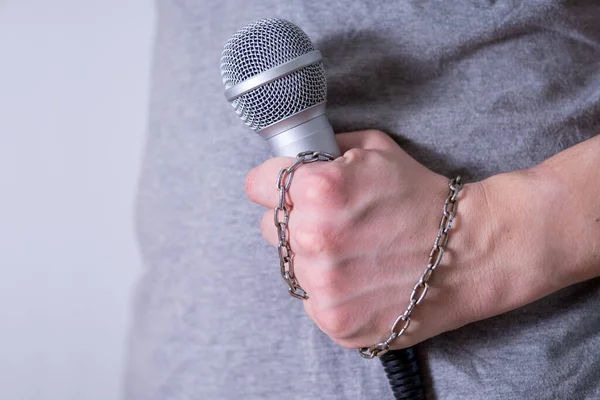 Dinamik mikrofon koyu arkaplanda. Dünya Basın Özgürlüğü Günü.