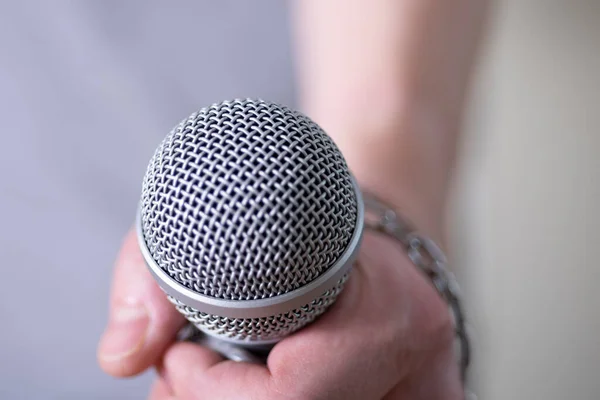 Dinamik Mikrofon Koyu Arkaplanda Dünya Basın Özgürlüğü Günü — Stok fotoğraf