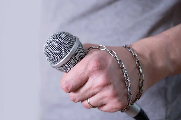 Dynamický Mikrofon Zblízka Tmavém Pozadí Světový Den Svobody Tisku — Stock fotografie