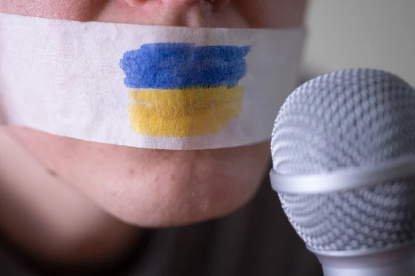 Zakleić Usta Flagą Ukrainy Próbując Przemówić Mikrofonu Koncepcja Wolności Prasy — Zdjęcie stockowe