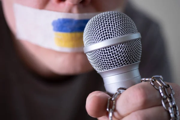 Póngale Cinta Adhesiva Boca Con Bandera Ucrania Tratando Hablar Micrófono — Foto de Stock