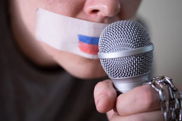 러시아 국기가 테이프가 마이크에 말하려고 노력하는 러시아에서 언론의 자유라는 — 스톡 사진