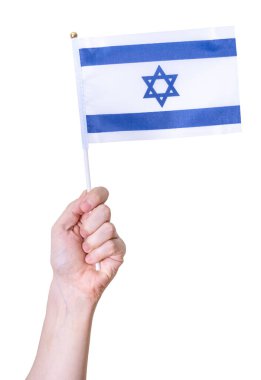İsrail bayrağını beyaz bir arka planda tutan bir el. Büyük bir ülke kavramı.