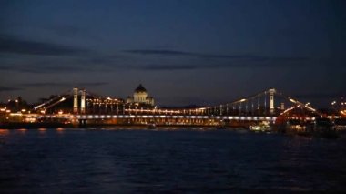 - Dokuz. - 05. 2022 Krymsky Val Caddesi. Moskova Nehri 'nde yol alıyoruz. Havai fişeklerden önce.