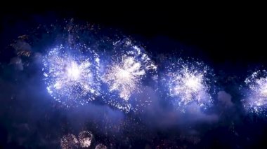 Soyut bir bulanıklık, gece gökyüzünde bokeh ışıkları ve gerçek altın parıldayan havai fişekler. Parlak havai fişek gösterisi. Yeni yıl kutlamaları havai fişeklerle yapılır.