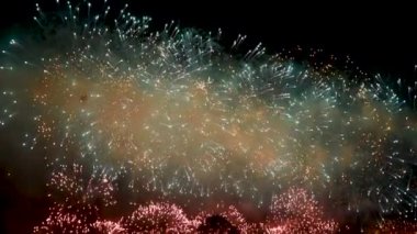 Soyut bir bulanıklık, gece gökyüzünde bokeh ışıkları ve gerçek altın parıldayan havai fişekler. Parlak havai fişek gösterisi. Yeni yıl kutlamaları havai fişeklerle yapılır.