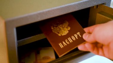Rus pasaportu kilit altında bir kasaya konur. Rusya için yaptırımlar.