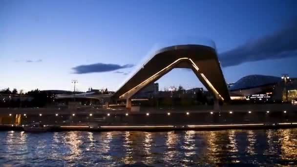 Πετώντας Γέφυρα Πάνω Από Ποτάμι Της Μόσχας Νύχτα Έννοια Του — Αρχείο Βίντεο