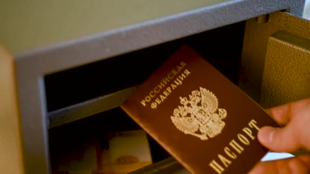 Passeport Russe Est Mis Dans Coffre Fort Sous Clé Sanctions — Video