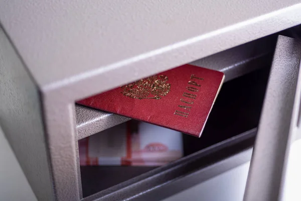 ルーブルで安全なロシアのパスポート 制裁下のロシアのパスポート — ストック写真