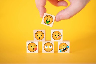 TERNOPOL, UKRAINE - 29 Mayıs 2022: Emoji sarı yüz zarları. Emoji, bir metin ya da simge olup e-postalarda ve web sayfalarında kullanılır..