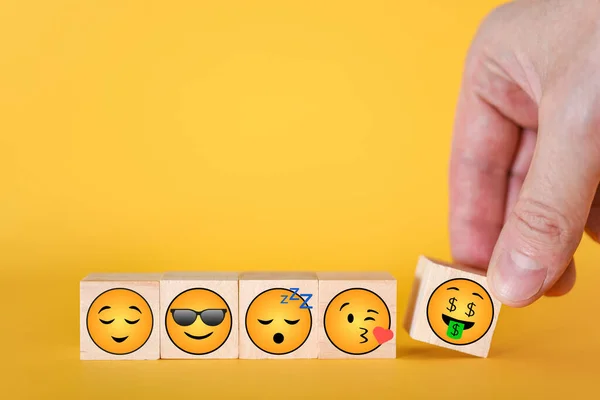 Emoji Emoticons Fundo Amarelo Mão Leva Cubo Com Emoji Sorridente — Fotografia de Stock