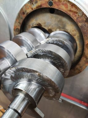 Kıyma makinesi için yem vidası makineden çıkıyor. Et üretimi kavramı.