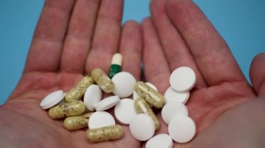 Çeşitli haplar, insanların elinde, ilaç endüstrisi, ilaçlar. Hap bağımlılığı kavramı.