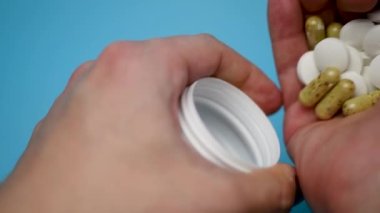 Haplar elden kavanoza dökülüyor. Hap bağımlılığı kavramı.