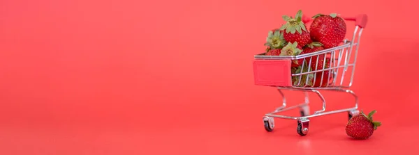 배경에는 딸기가 마차가 클로즈업 스페이스 사이드 건강에 맛있는 커다란 — 스톡 사진