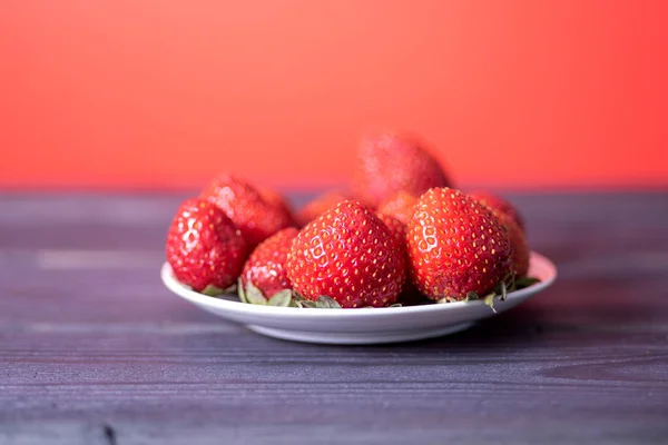 Frische Erdbeeren Einem Weißen Teller Auf Dunklem Holzgrund Das Konzept — Stockfoto